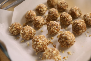NO-BAKE ENERGY BALLS – 5 Flavours for Healthy Breakfast or Snacks 